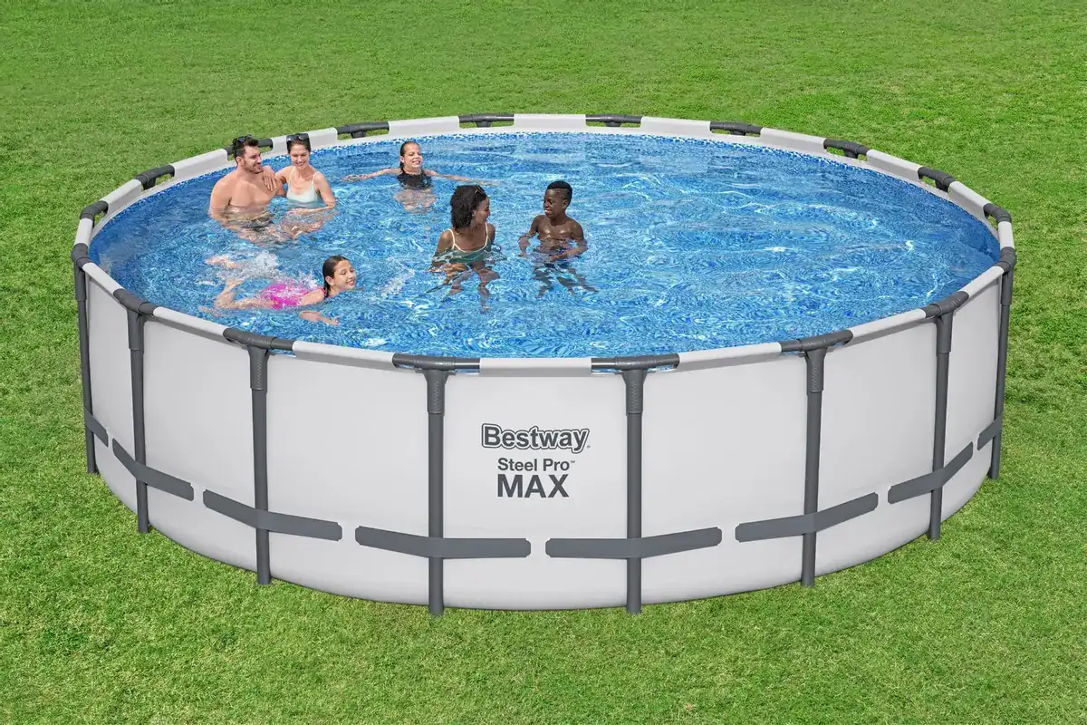 Piscine gonflable robuste avec pompe filtrante et accessoires.