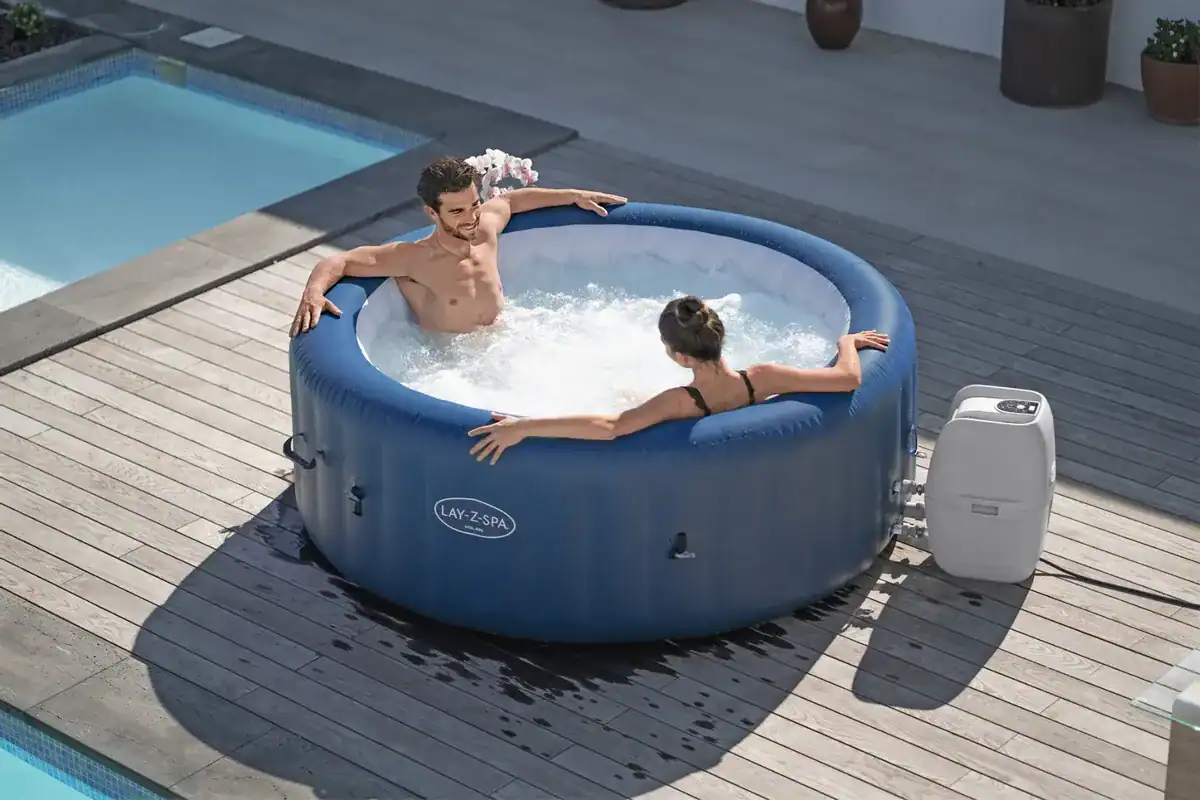 Spa gonflable pour 6 personnes avec fonction de massage AirJet.