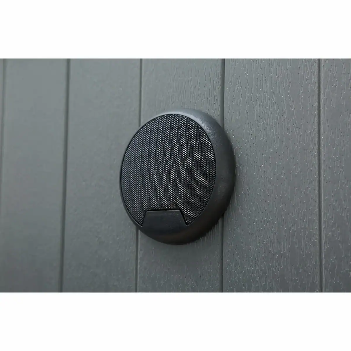 Panneau solaire compact pour l'éclairage de piscine sur mur extérieur.