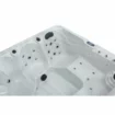 Jacuzzi de luxe avec jets de massage et système de chauffage pour la détente.