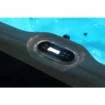 Jacuzzi avec panneau de commande numérique dans la piscine.
