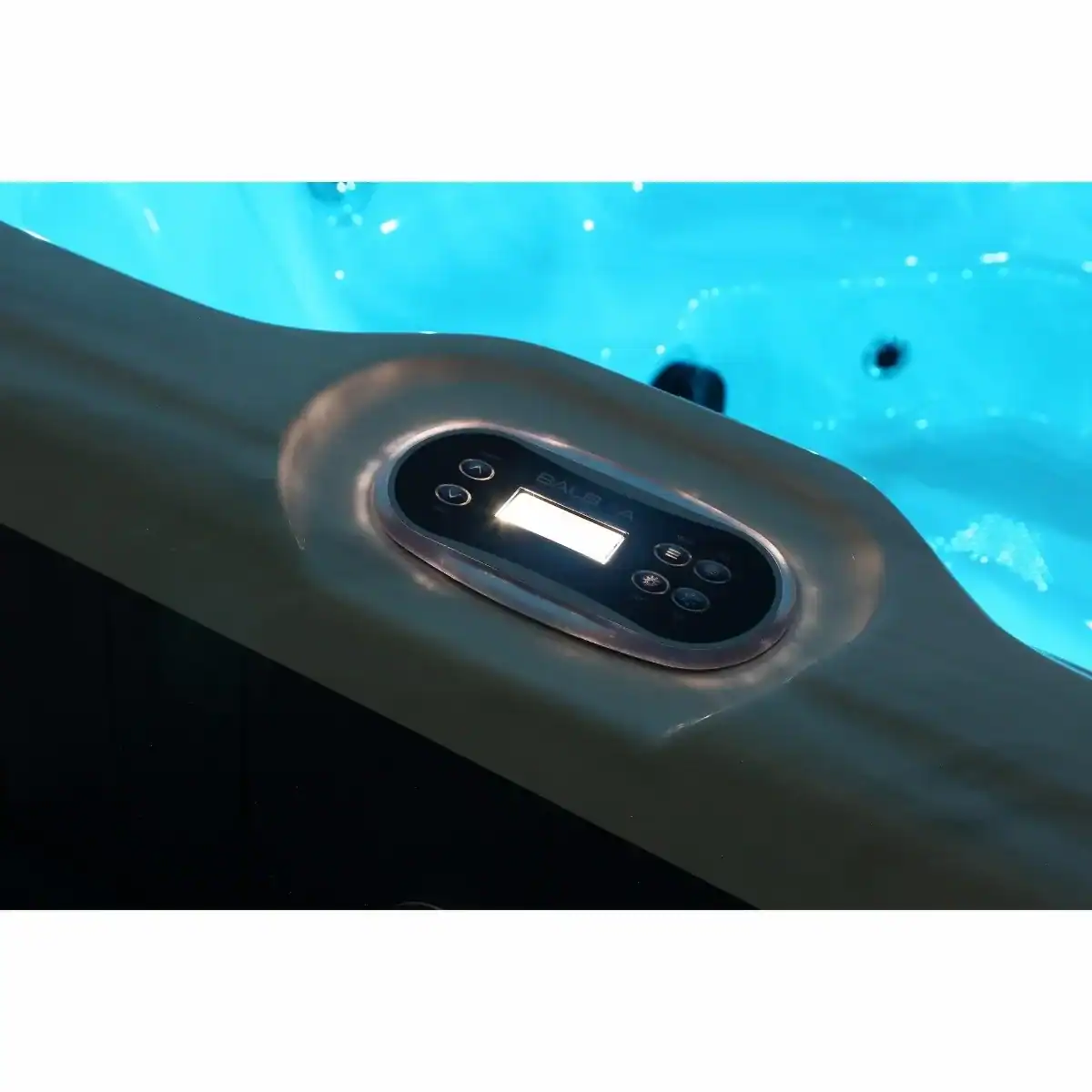 Jacuzzi avec panneau de commande numérique dans la piscine.