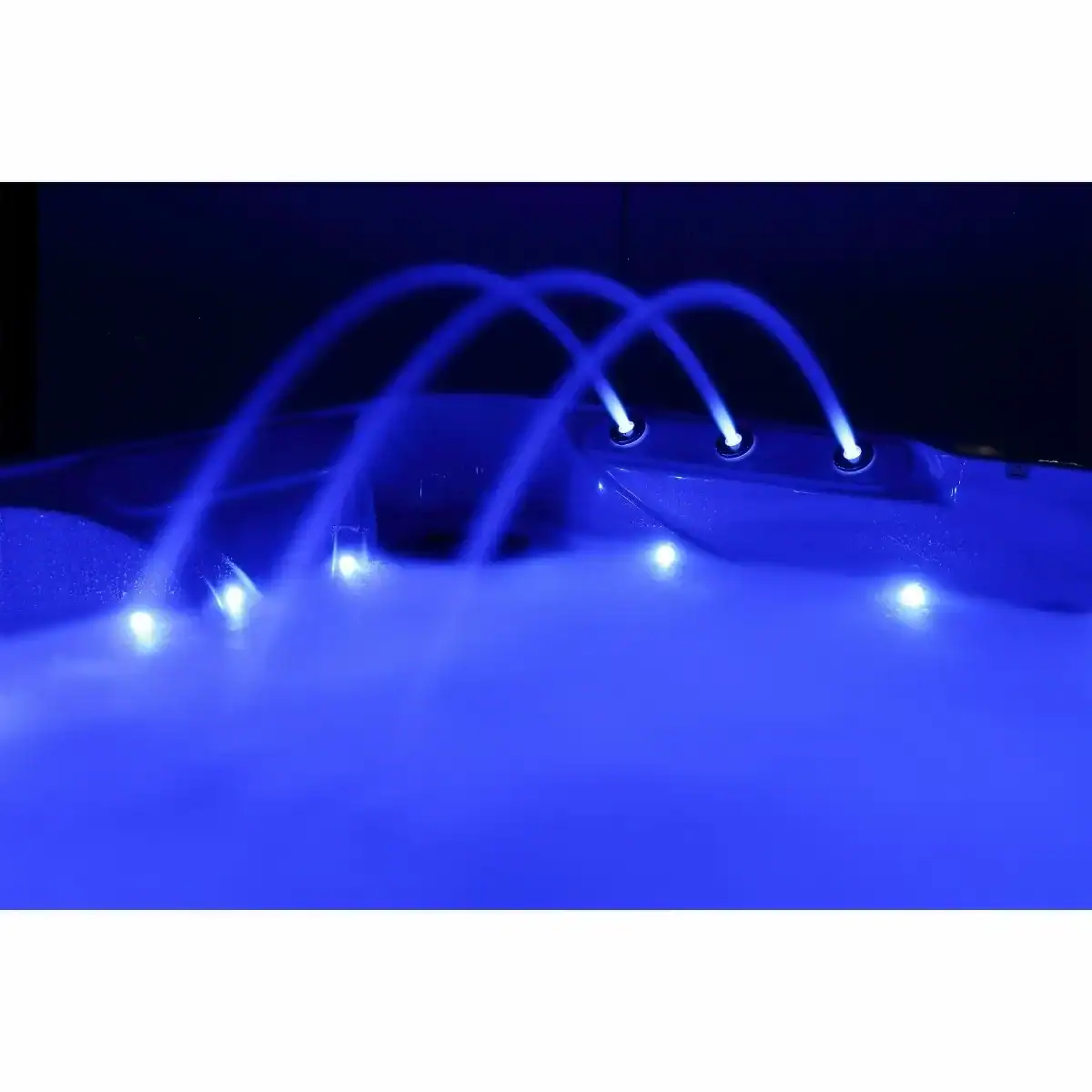 Fontaine d'eau de piscine avec éclairage LED bleu pour la décoration de la piscine.