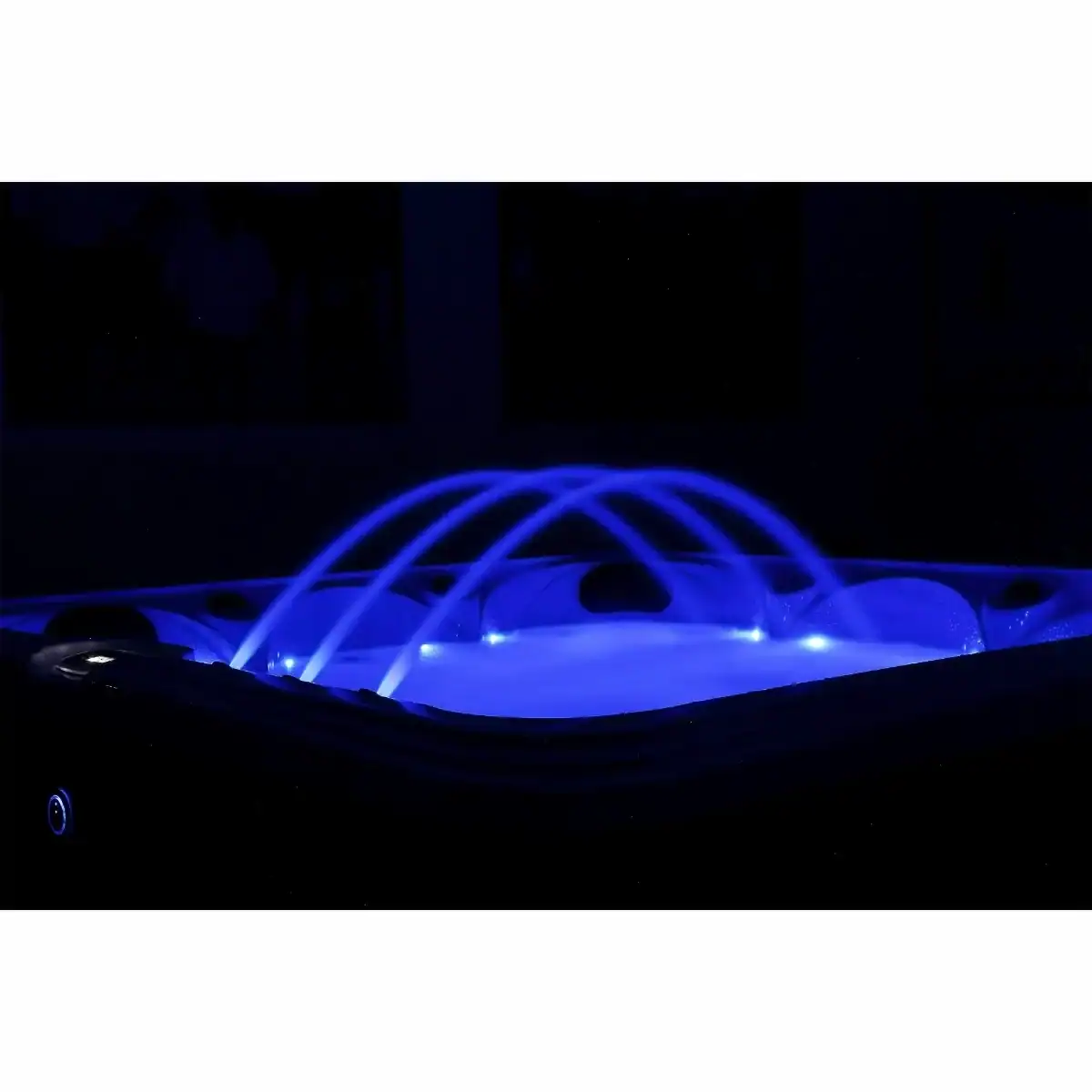Jacuzzi éclairé par LED pour la détente et l'ambiance.