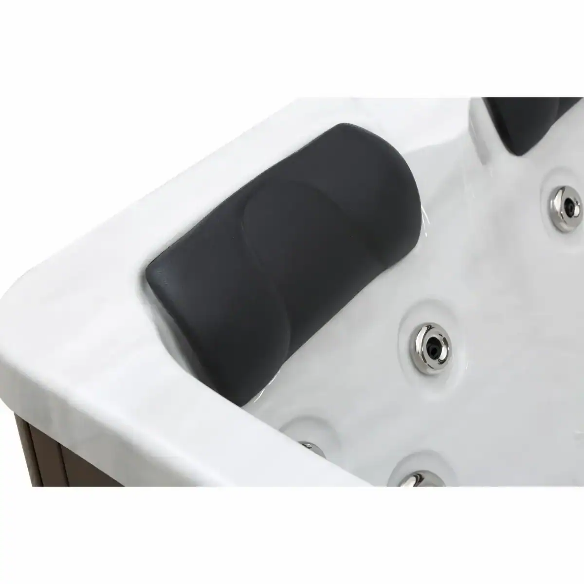 Spa confortable pour 3 personnes avec jets de massage et appuie-tête.