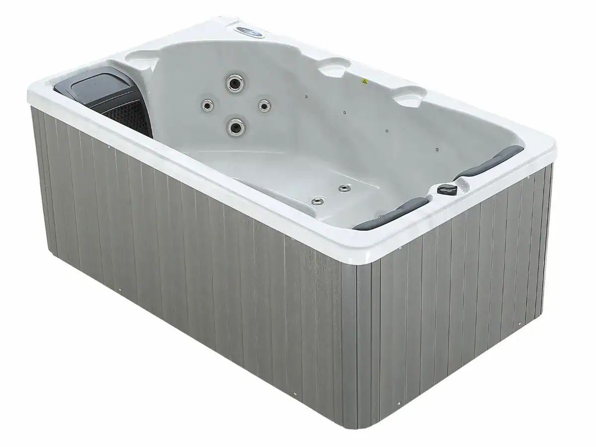 Spa pour 3 personnes avec jets de massage et habillage en bois.