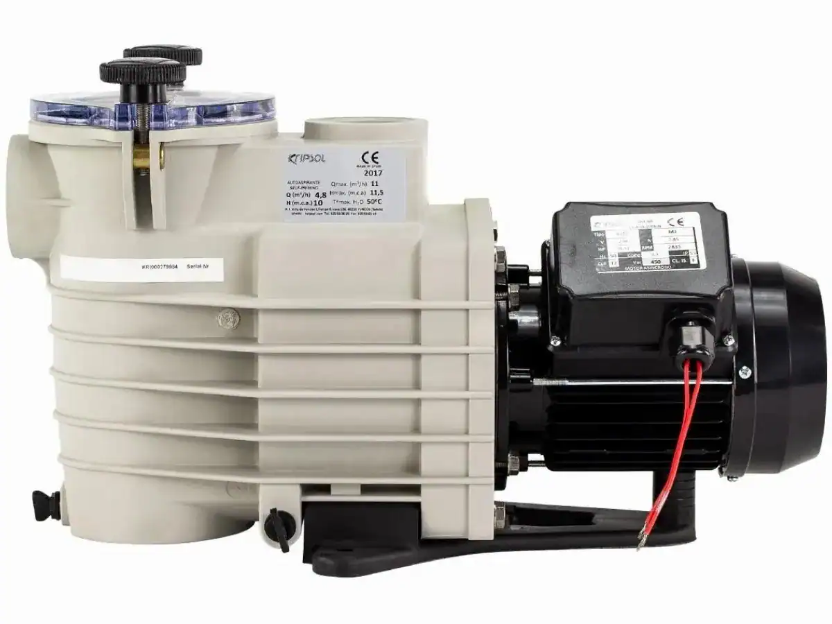 Pompe de filtration pour le nettoyage de la piscine et la circulation de l'eau, adaptée pour une eau de piscine claire et propre.