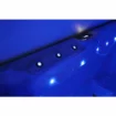 Éclairage LED bleu dans une piscine pour un éclairage d'ambiance.