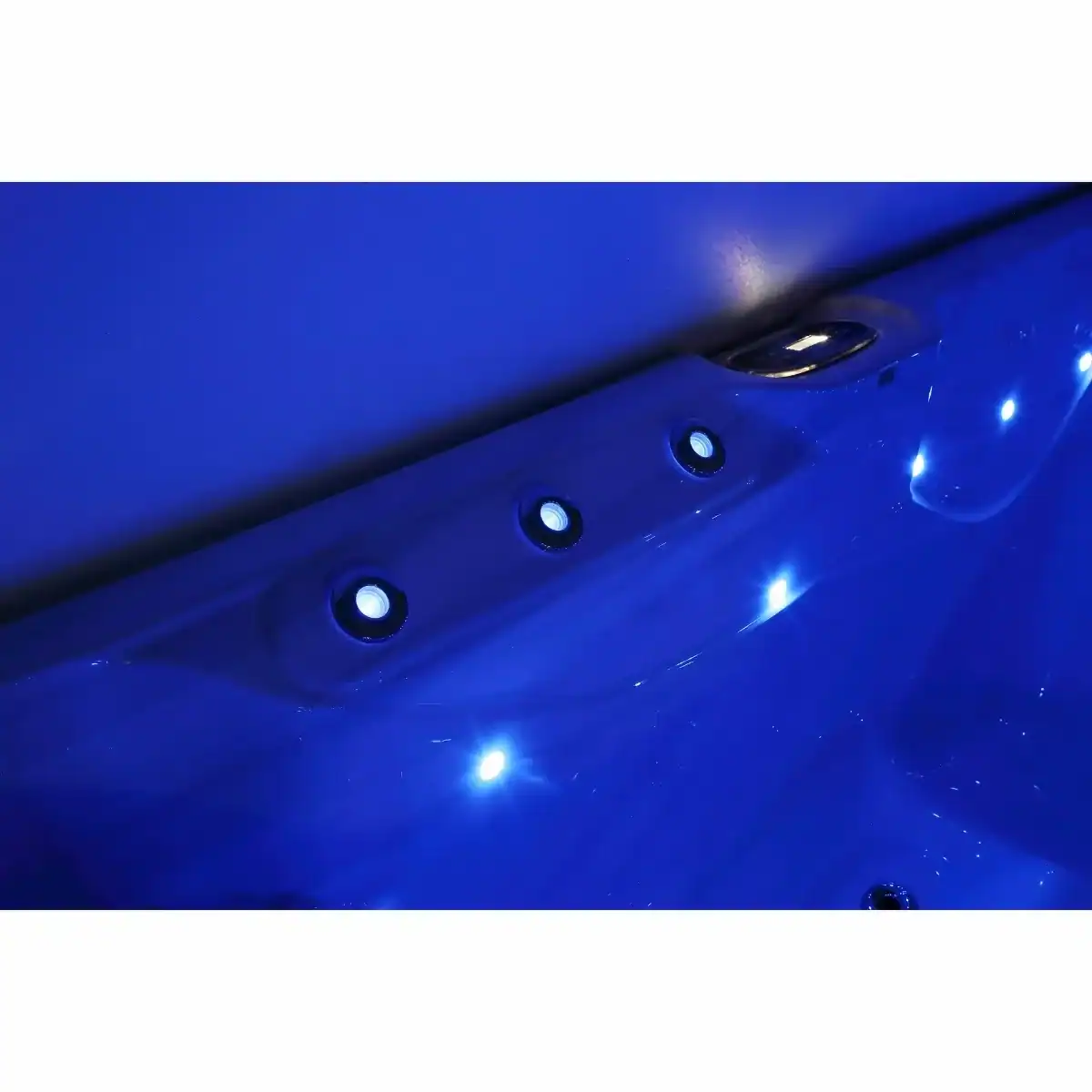 Éclairage LED bleu dans une piscine pour un éclairage d'ambiance.