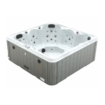 Jacuzzi extérieur de luxe avec jets de massage et système de chauffage.