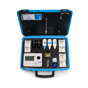 Kit de test pour l'eau de piscine, comprenant instruments de mesure et produits chimiques pour le contrôle de l'eau.