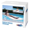 Matelas de piscine en mousse bleu pour une détente confortable dans la piscine.