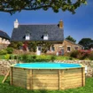 Piscine en bois Tropic Octo 414 d'une hauteur de 1,20 mètre dans un jardin.