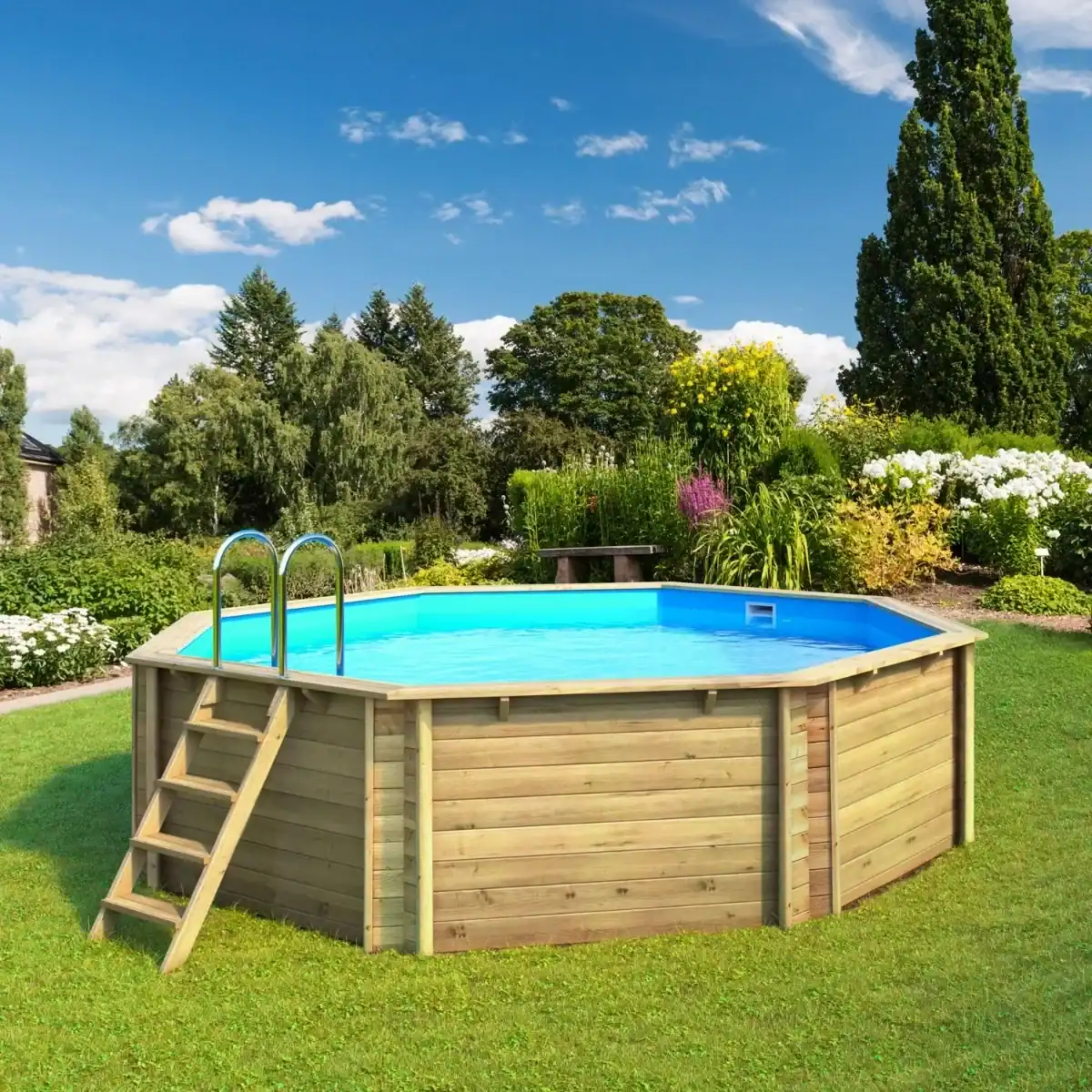 Piscine en bois Tropic Octo 414, hauteur 1,20 mètre, dans un jardin verdoyant et fleuri.