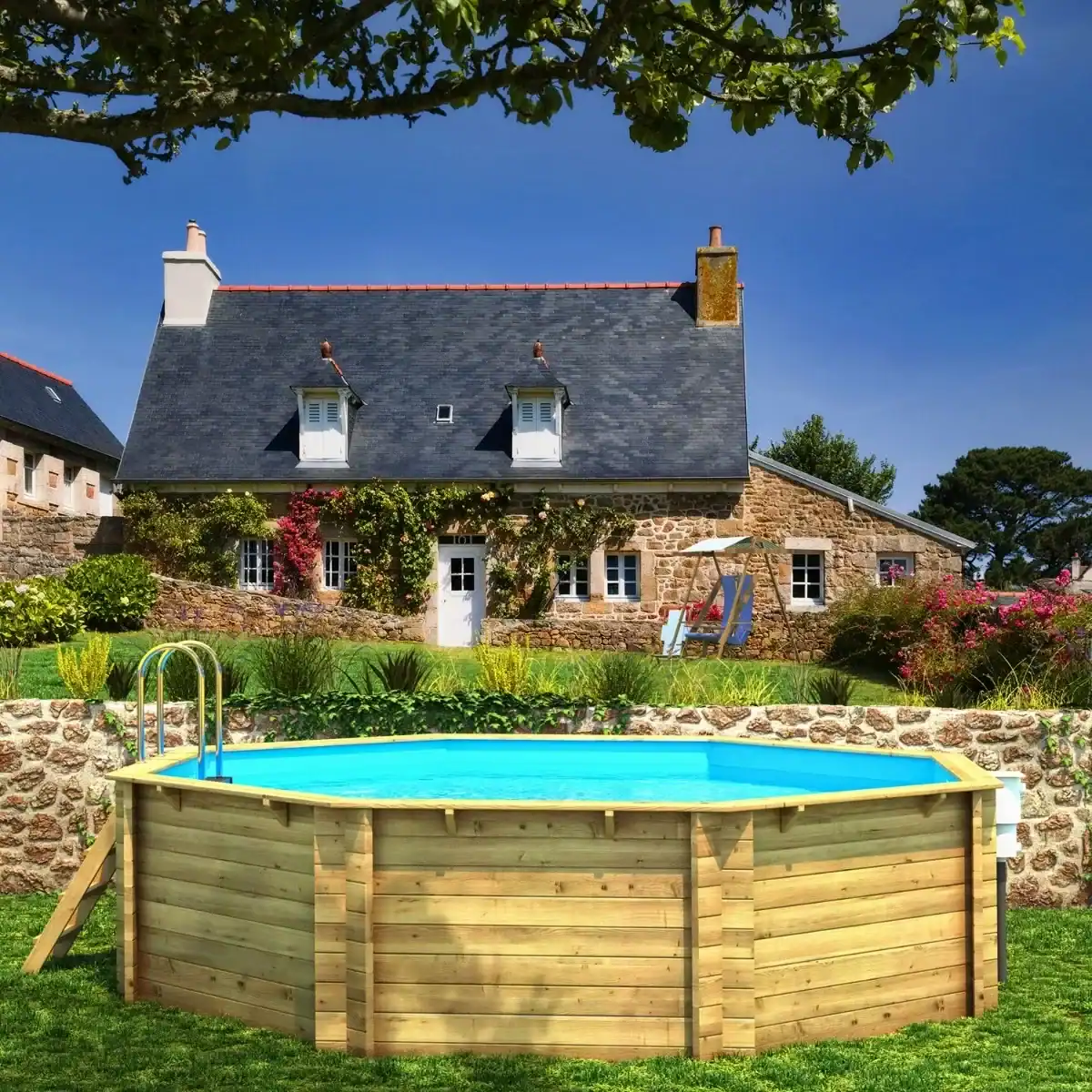 Piscine en bois Tropic Octo 414 d'une hauteur de 1,20 mètre dans un jardin.