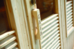 Sauna extérieur avec porte en bois et grille de ventilation, accessoire de sauna de luxe.