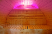 Sauna extérieur de luxe avec éclairage LED et intérieur en bois.