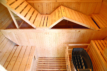 Sauna extérieur compact de luxe en bois avec accessoires, parfait pour la détente.
