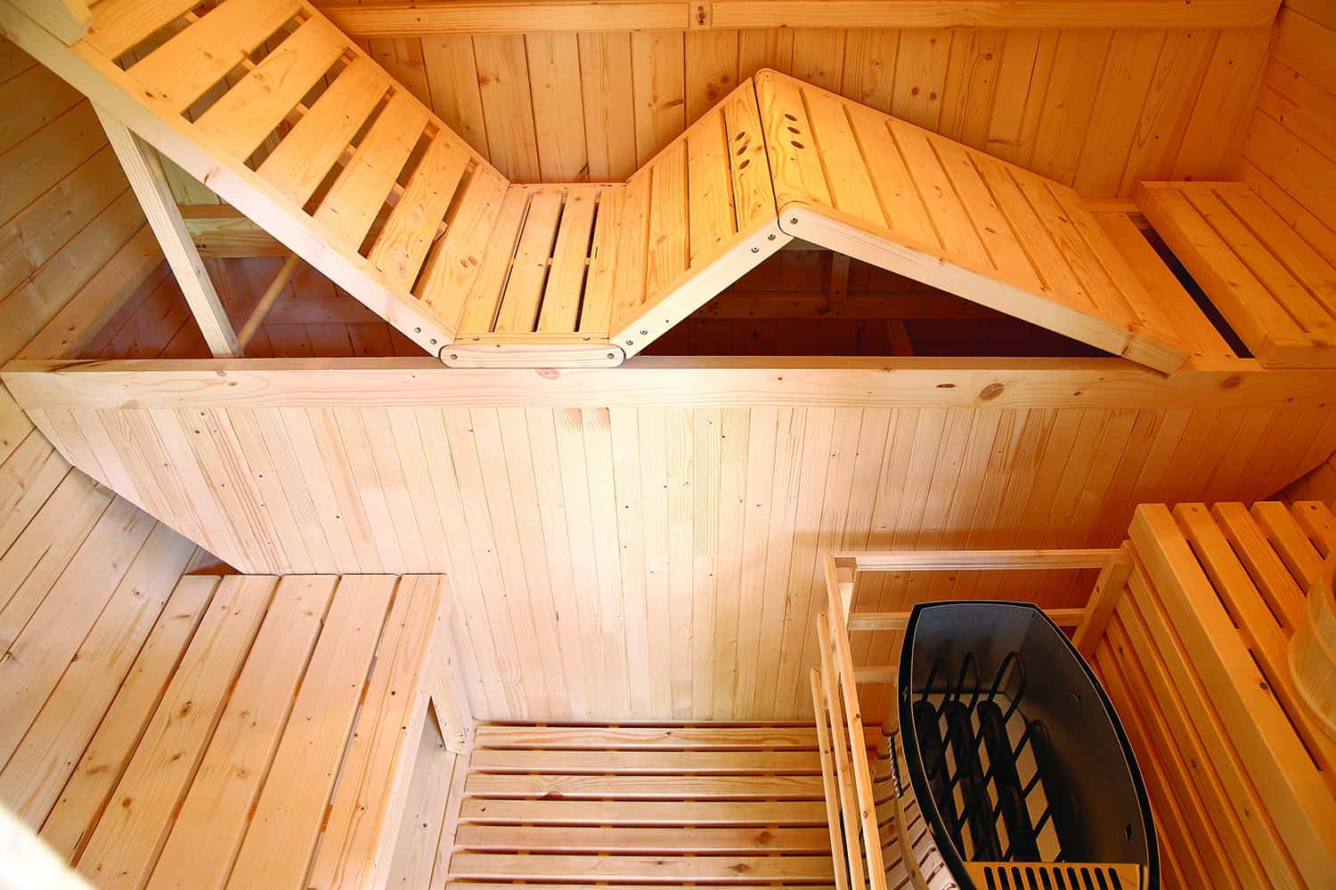 Sauna extérieur compact de luxe en bois avec accessoires, parfait pour la détente.