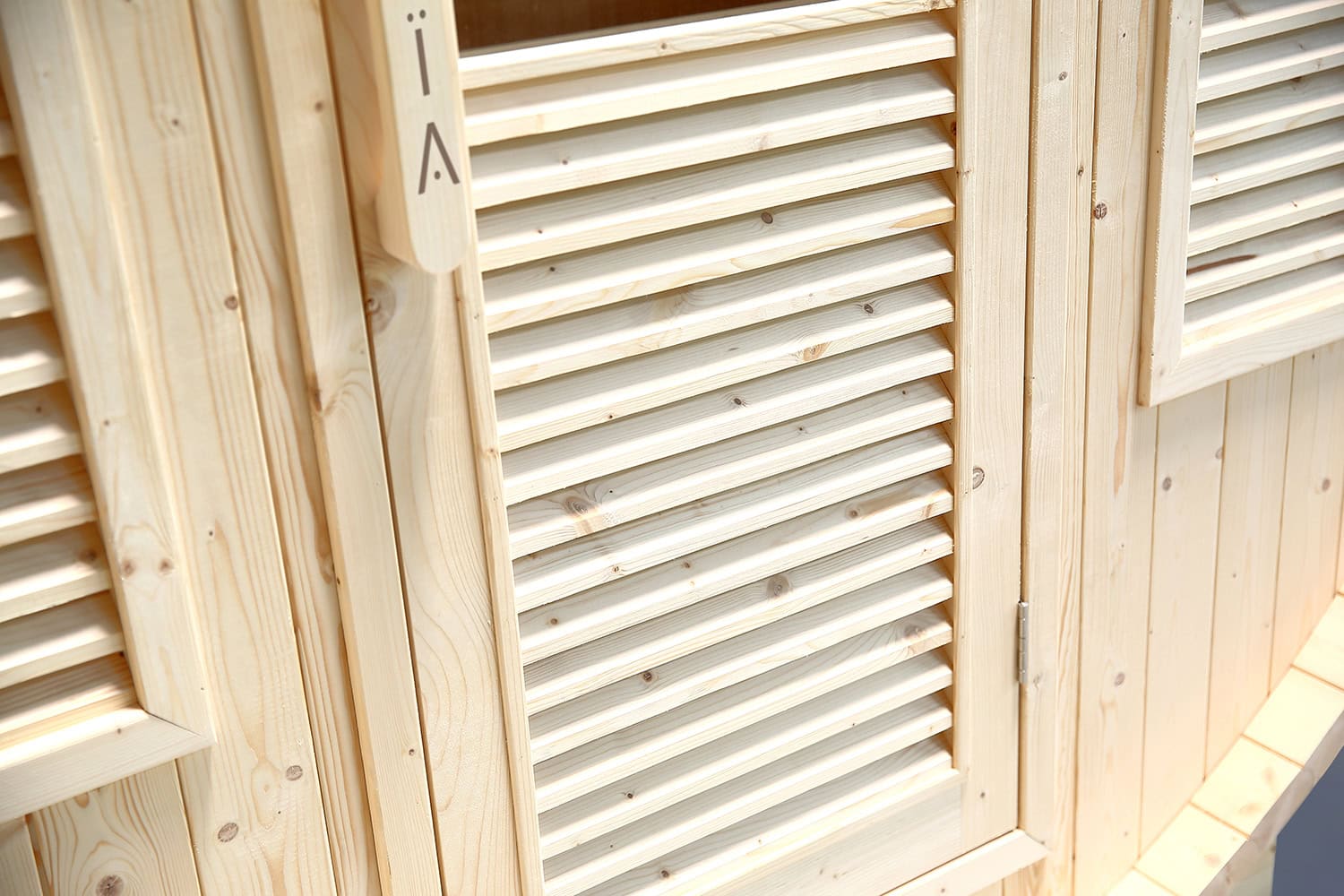 Sauna extérieur compact de luxe du Holl's Sauna Gaïa Bella avec lamelles en bois et accessoires. Parfait po.