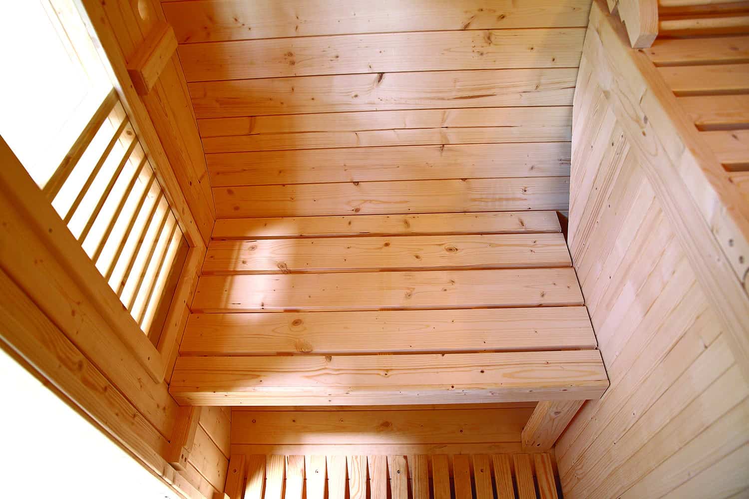 Intérieur du sauna extérieur en bois Holl's Sauna Gaïa Bella avec finition naturelle.