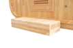 Sauna extérieur en bois d'épicéa avec banc en bois et trous de ventilation.
