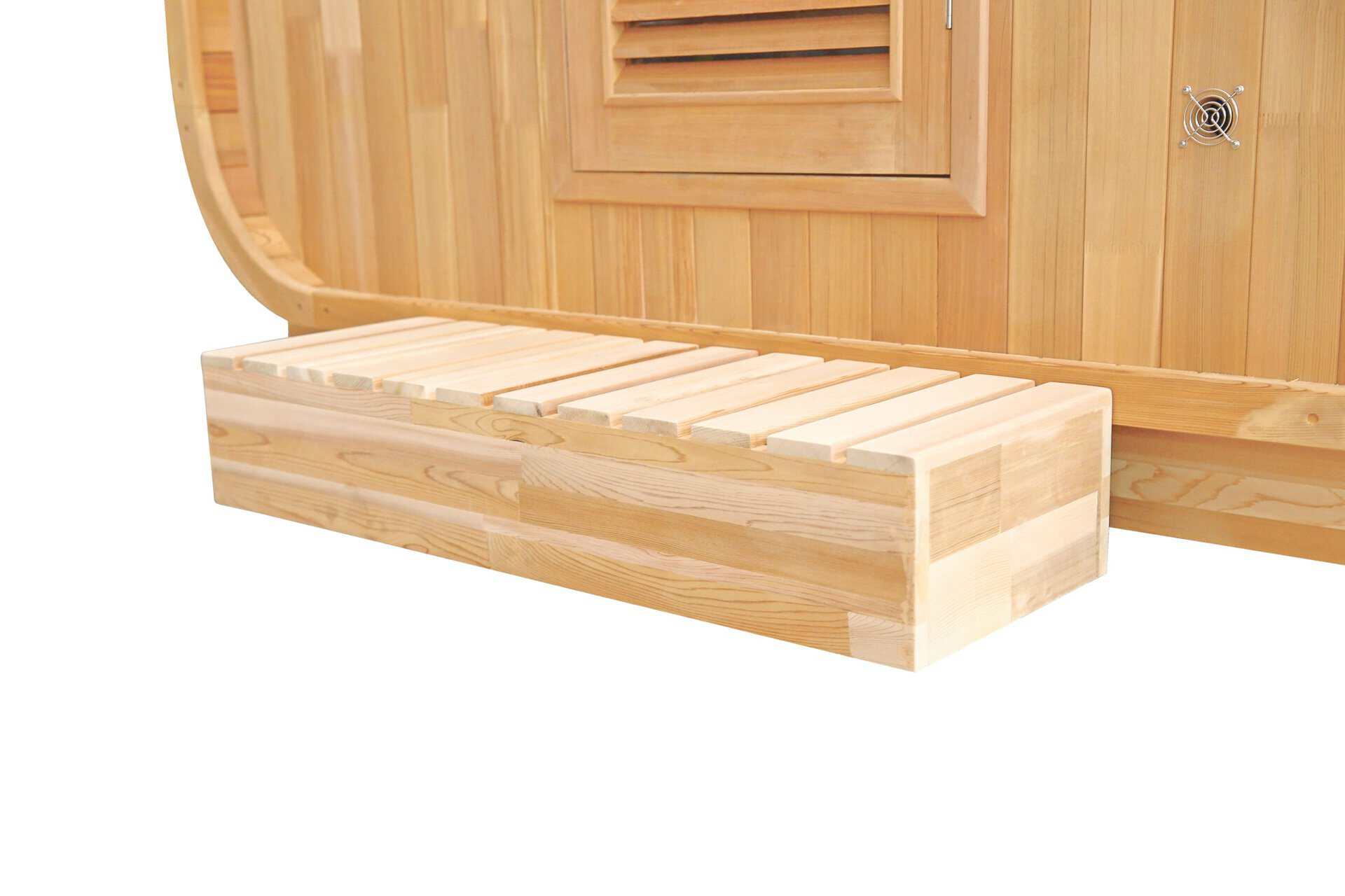 Sauna extérieur en bois d'épicéa avec banc en bois et trous de ventilation.
