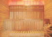 Sauna extérieur en bois d'épicéa avec bancs et accessoires.