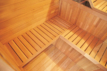 Sauna extérieur en bois d'épicéa avec bancs et accessoires.