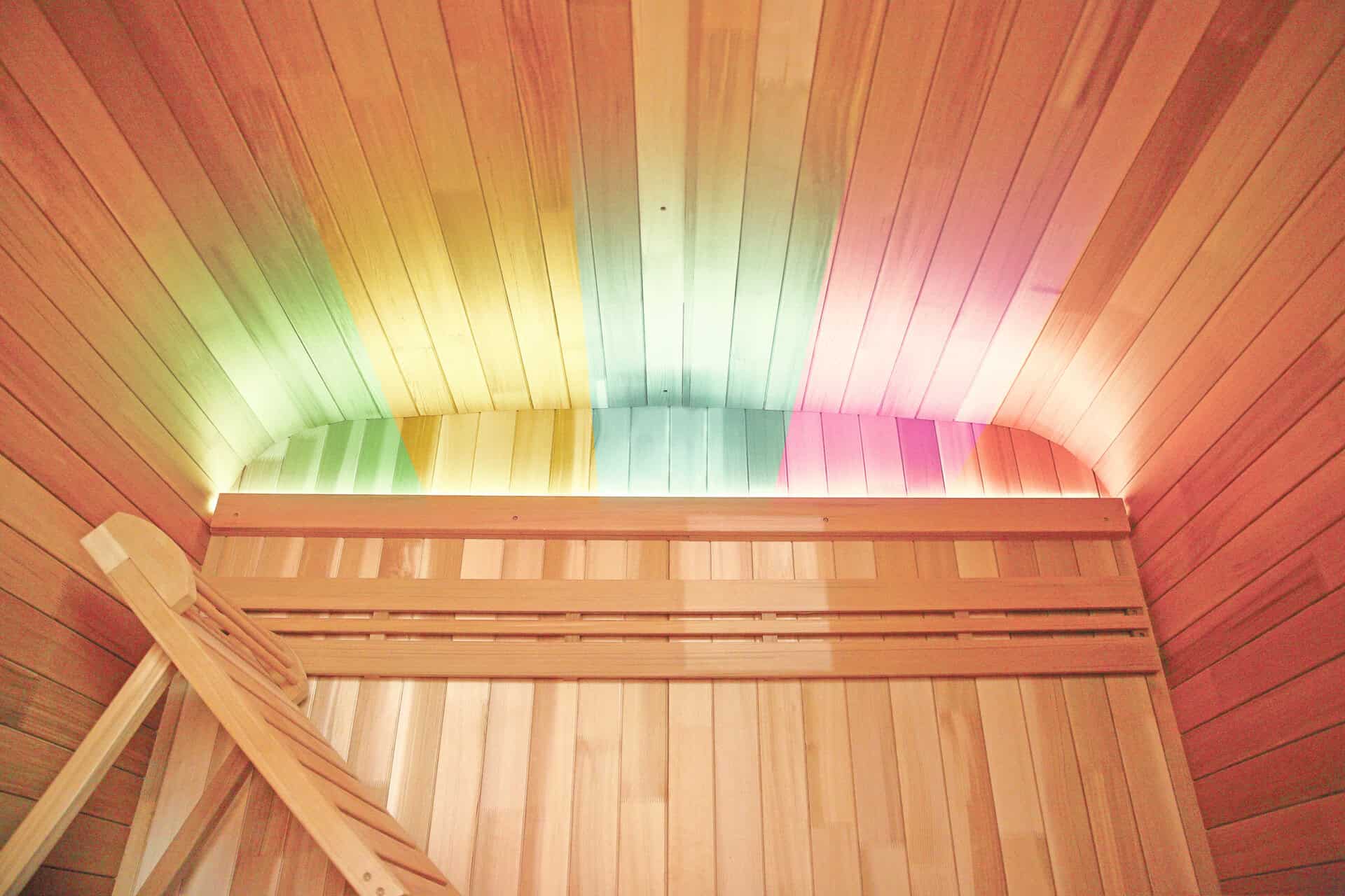 Sauna extérieur en bois avec éclairage LED coloré pour 6 personnes.
