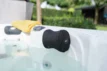 Coussin de tête gonflable confortable pour la piscine, idéal pour la détente.