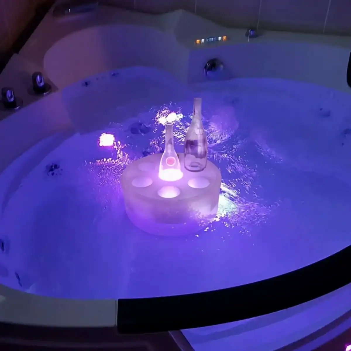 Bar de spa flottant avec éclairage LED dans un jacuzzi.