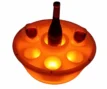 Bar de spa flottant avec éclairage LED et bouteille de vin, parfait pour la détente dans la piscine.