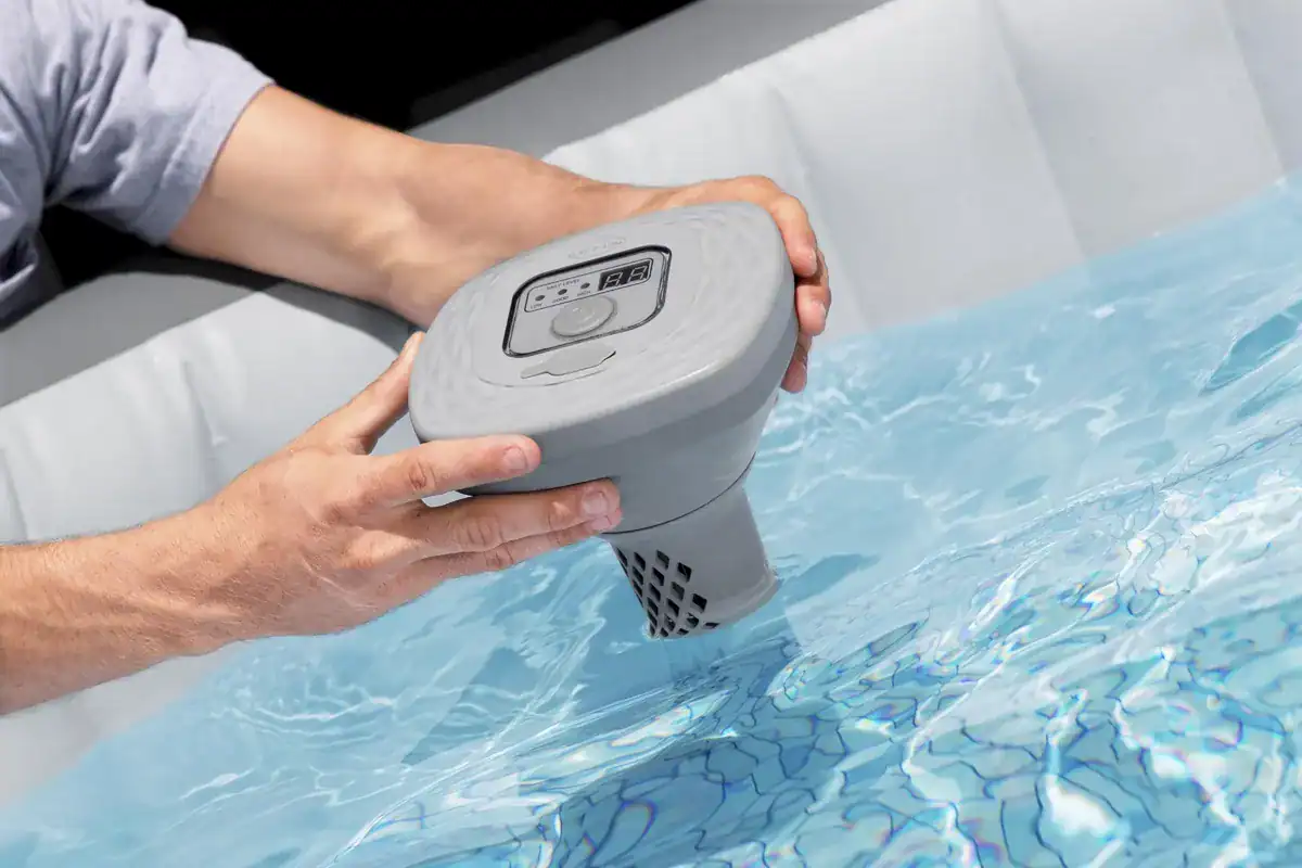 Système d'eau salée flottant pour piscines jusqu'à 1 400 litres, facile à installer et à utiliser.