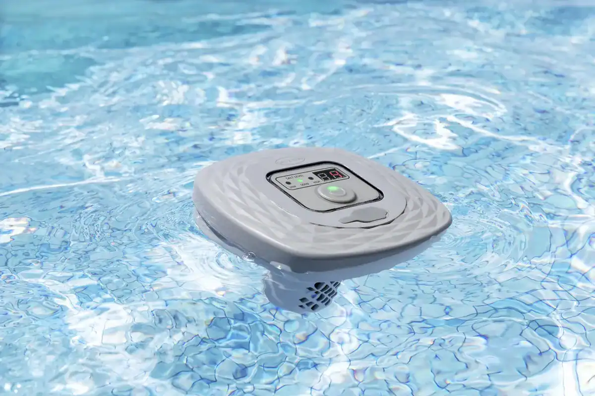 Système d'eau salée pour piscine, sur l'eau.