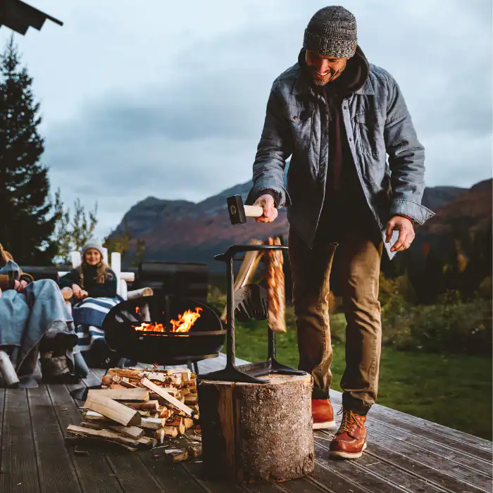 Poêle à bois pour l'extérieur, idéal pour des soirées conviviales en famille et entre amis.