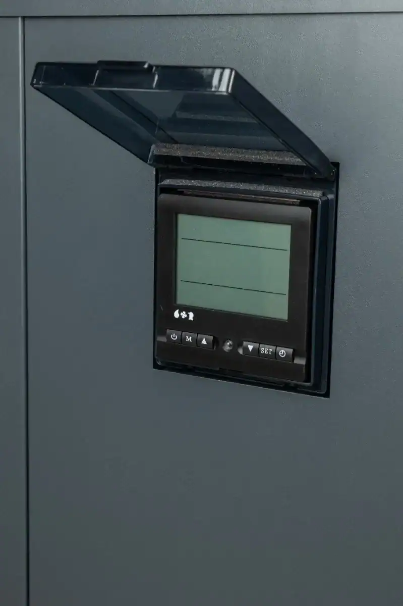 Pompe à chaleur inverter pour piscine avec panneau de commande tactile pour un chauffage efficace.