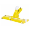 Aspirateur de fond jaune pour le nettoyage de piscine avec roulettes et embout d'aspiration.
