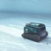 Robot de piscine automatique pour le nettoyage et l'entretien.