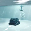 L'aspirateur robot de piscine nettoie la piscine sous l'eau.