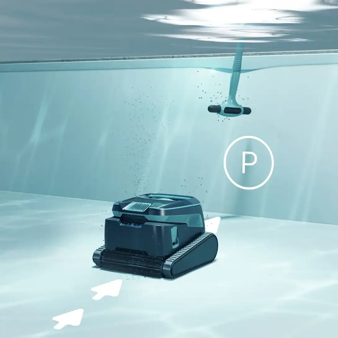 L'aspirateur robot de piscine nettoie la piscine sous l'eau.