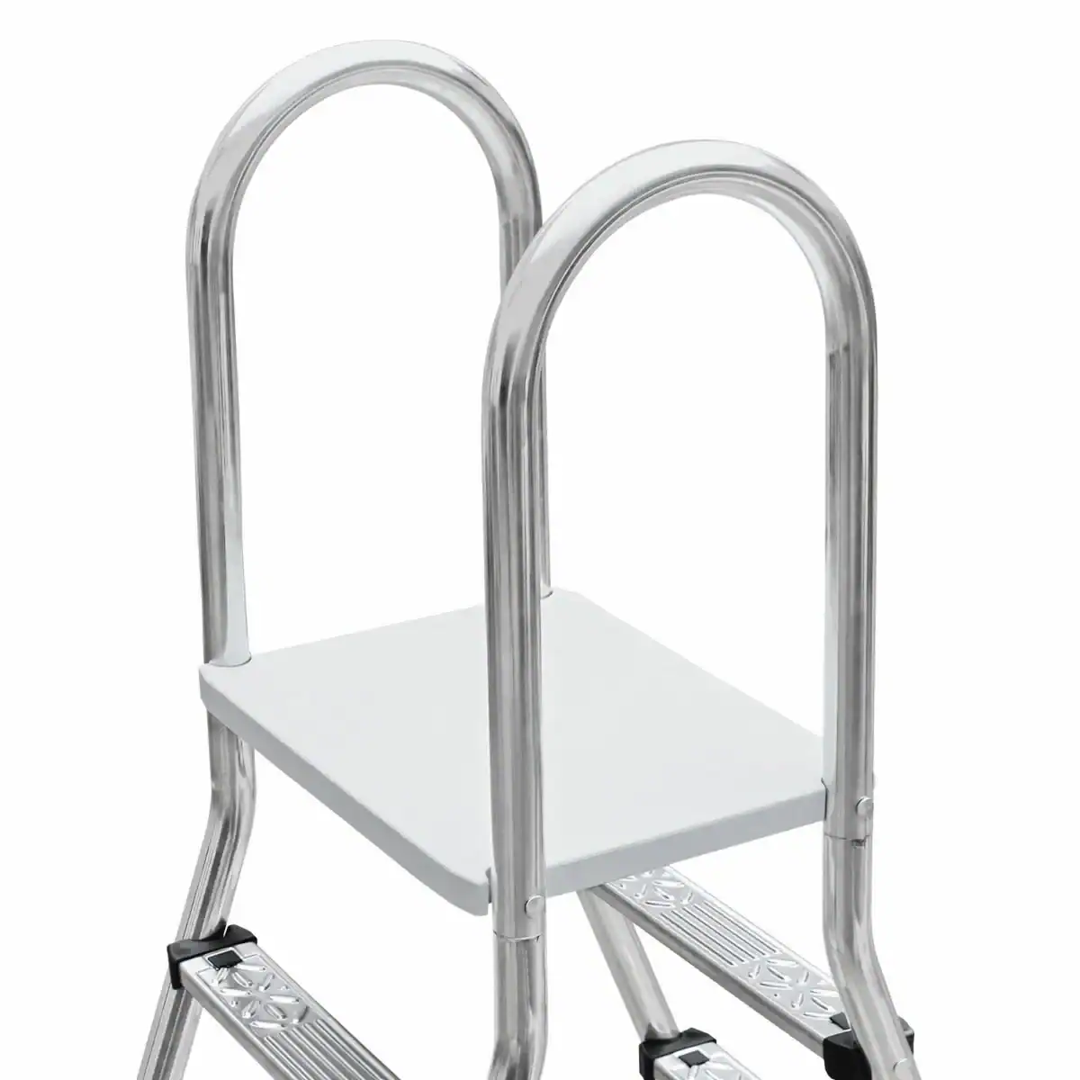 Échelle de piscine en inox avec 2 x 5 marches pour un accès sûr à la piscine.