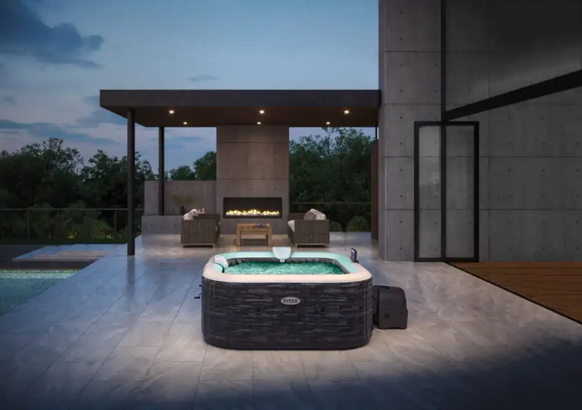 Jacuzzi extérieur de luxe sur une terrasse moderne avec vue sur le jardin, parfait pour la détente et le plaisir.
