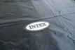 Logo Intex sur bâche de piscine, adapté aux accessoires et à l'entretien de piscine.