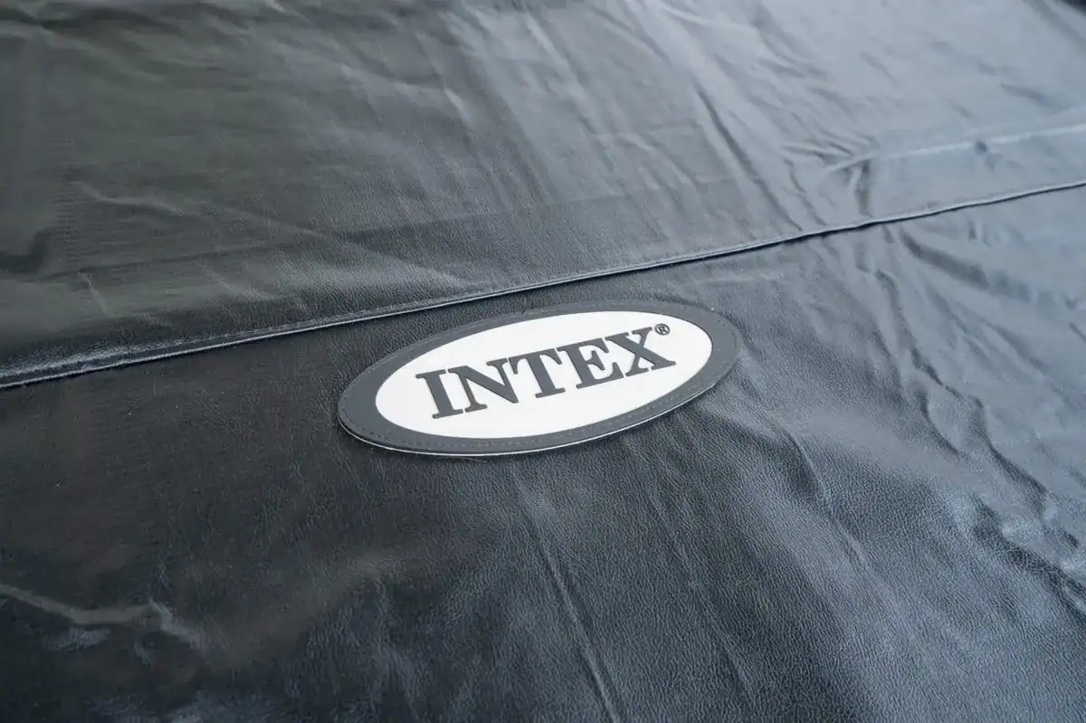Logo Intex sur bâche de piscine, adapté aux accessoires et à l'entretien de piscine.