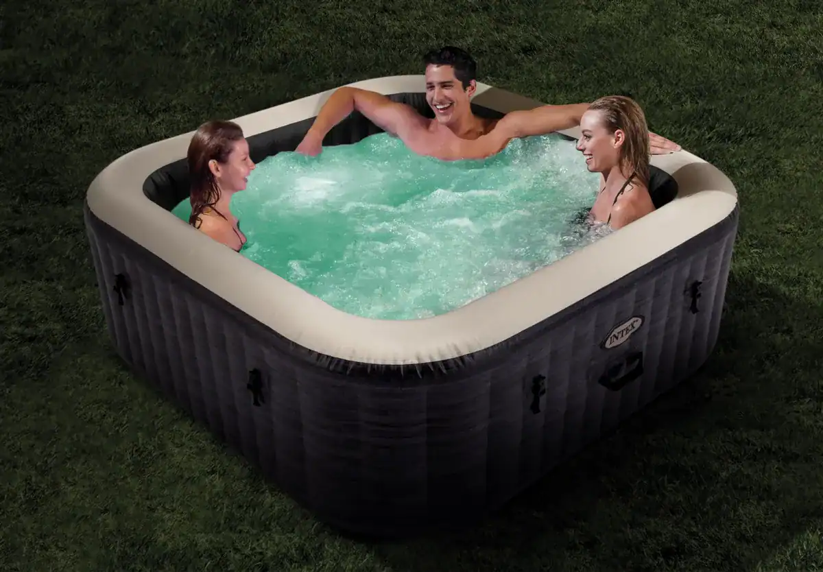 Des familles profitent d'un jacuzzi gonflable dans le jardin.