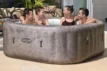 Famille conviviale dans le Lay-Z Spa Rome avec fonctions Airjet, économe en énergie et adapté à 6 personnes.