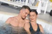 Se détendre dans le Lay-Z Spa Rome EnergySense Airjet, parfait pour 7 personnes, idéal pour les Néerlandais.