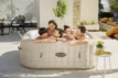Des familles profitent du spa gonflable Lay-Z Spa Rome EnergySense Airjet.