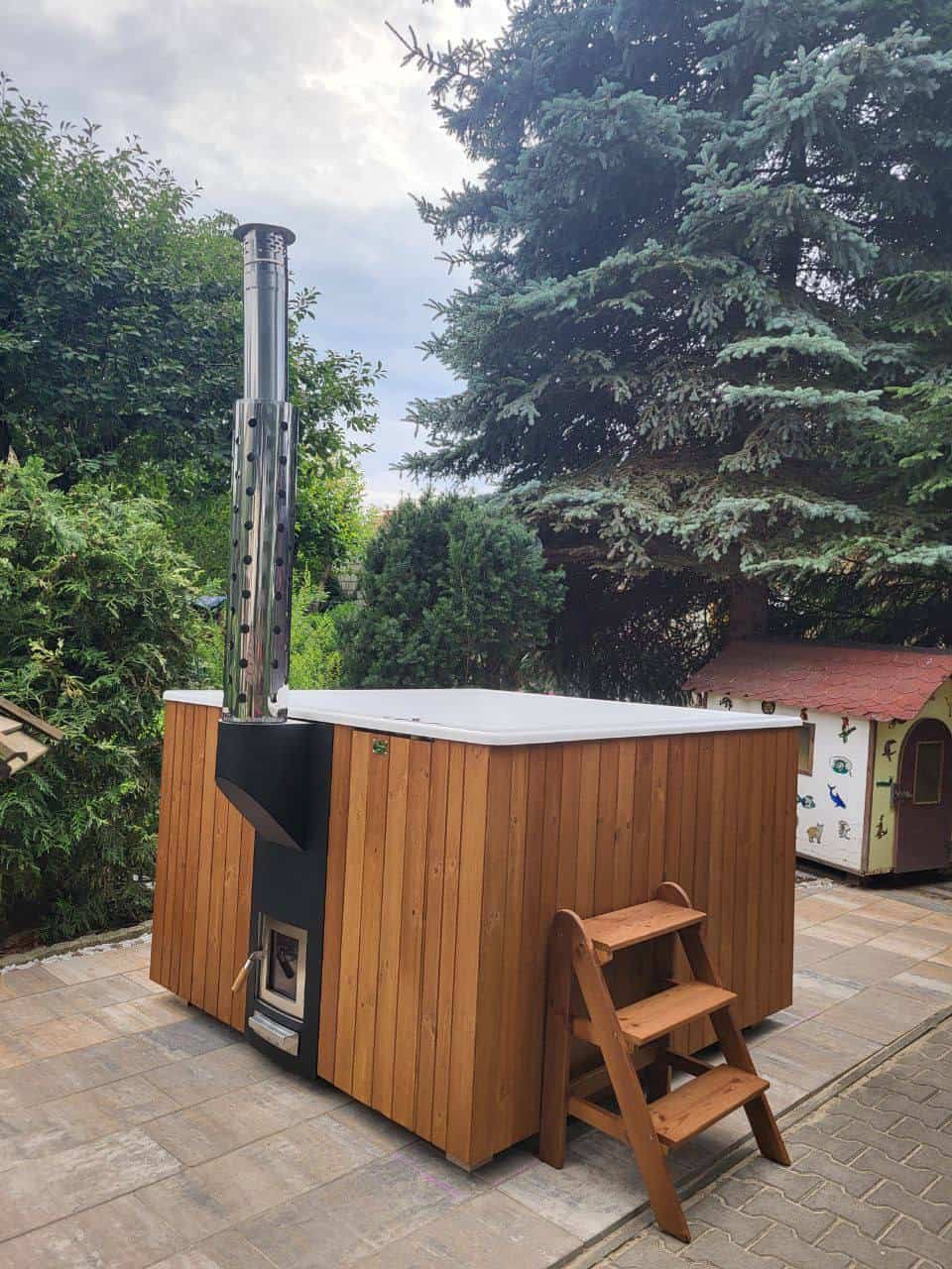 Hot tub avec extérieur en bois et évacuation de vapeur, adapté à la détente au jardin.